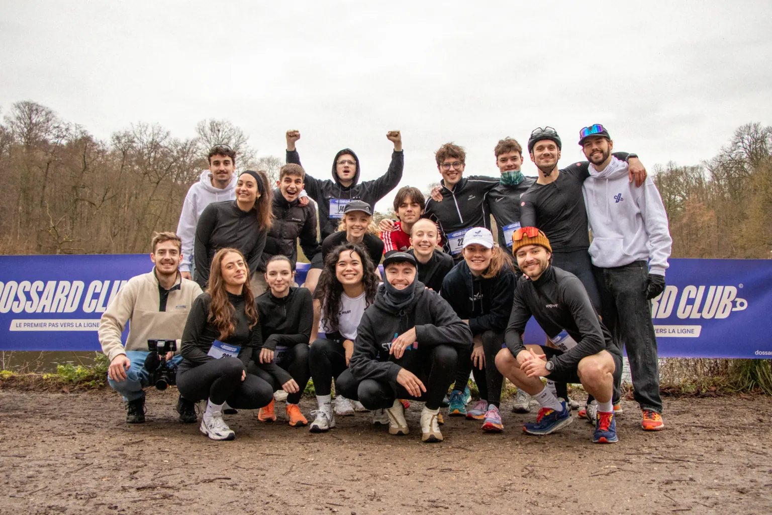 L'équipe Dossard Club installe le matériel de chronométrage sur une course